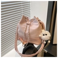 Dettaglio borsa a secchiello rosa con trama a pieghe, catena a coulisse e ciondolo - Con Ciondolo / Viola