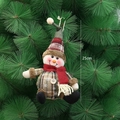 Grazioso pupazzo di neve da 25cm con sciarpa rossa e cappello a righe per albero di Natale - Pupazzo di Neve con Abito Plaid (HX-15210B)