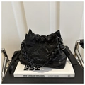 Gros plan de la texture plissée noire et de la poignée tressée du sac seau femme - Noir (Sans Pendentif)