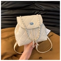 Détail du sac à dos matelassé crème avec chaîne argentée et fermoir rotatif métallique - Blanc Cassé
