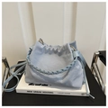 Détail du sac seau bleu clair plissé avec poignée tressée et finitions métalliques dorées - Bleu (Sans Pendentif)