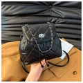 Détail du sac à dos matelassé noir avec fermoir argenté et chaîne métallique - Noir