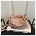 Détail du sac seau plissé rose clair avec texture marbre et poignée tressée - Rose (Sans Charme)