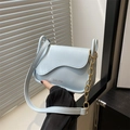 Lichtblauwe crossbodytas van kunstleer met golvende flap en gouden kettingriem - Blauw