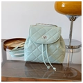 Petit sac à dos matelassé vert menthe en cuir PU avec chaîne et fermoir argenté - Vert