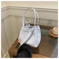 Minimalistische hellblaue Eimertasche aus strukturiertem Leder mit Griffen und Riemen - Blau