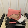 Roze en beige crossbody zadeltas met gouden kettingriem en merklogo in reliëf - rozenroze