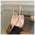 Elegante hellrosa Mini-Eimertasche mit Doppelgriffen und schmalem Schultergurt - Rosa