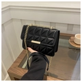 Elegante schwarze gesteppte Schultertasche mit goldener Kette und Rautenmusterung - Schwarz
