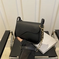 Minimalistische zwarte lederen crossbody tas met golvende flap en gouden ketting - Zwart