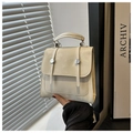 Detalle de mochila elegante blanco roto con correas verticales y hebilla de metal redonda - Blanco
