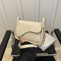Sac bandoulière beige minimaliste avec rabat ondulé et chaîne en métal doré - Blanc Cassé