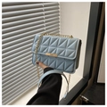 Himmelblaue gesteppte kleine quadratische Tasche mit goldener Schnalle und Kette - Blau