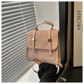 Dettaglio mini zaino rosa chiaro in pelle liscia con fibbia in metallo argentato - Rosa