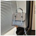 Detalle de una elegante mochila bicolor en cuero mate azul claro y gris con textura - Azul