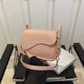 Sac bandoulière rose bonbon chic avec rabat ondulé et bandoulière chaîne dorée - Rose