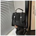 Detalle de mochila retro negra que muestra la mezcla de cuero PU y hebillas de metal plata - Negro
