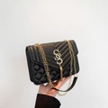 Borsa a tracolla in pelle trapuntata nera con ricamo a V e nappina in metallo oro - Nero