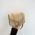 Piccola borsa a tracolla in pelle trapuntata beige con dettaglio nappa dorata - Cachi
