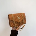 Borsa a tracolla marrone con trapuntatura a V e rombi, logo dorato e nappina moda - Marrone