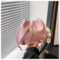 Rosa Kordelzug-Beuteltasche mit goldener Kette und süßem weißem Plüsch-Anhänger - Eimertyp / Rosa Mit Anhänger