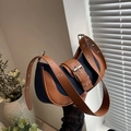 Bolso de hombro de mezclilla azul oscuro y cuero marrón con detalles de correas y ojales - Azul oscuro