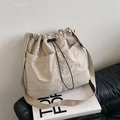 Leichte khakifarbene Tunnelzug-Beuteltasche mit Außentaschen und breitem Schultergurt - Gebrochenes Weiß