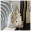 Dettaglio di motivi floreali ricamati colorati su borsa tote bianca con frange - Stile Ricamo Floreale Colorato / Bianco