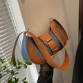Bolso medialuna de mezclilla y cuero marrón con correa ancha de ojales estilo retro - Azul claro