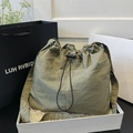Olivgrüne Beuteltasche mit Kordelzug aus Nylon in minimalistischer Geschenkbox - Grün