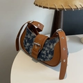 Bolso bandolera de mezclilla de moda con tela tie-dye azul y ribete de cuero marrón - Azul Cielo Profundo