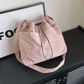 Rosafarbene Kordelzug-Beuteltasche mit großen Vordertaschen und breitem Riemen - Rosa