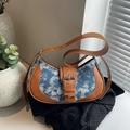 Bolso retro de media luna en denim azul y cuero marrón con hebilla de metal fina - Azul Cielo Claro