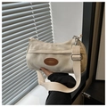 Detalle de correa ajustable con hebilla plateada en el bolso de lona beige para mujer - Blanco