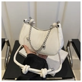 Detalle de bolso hobo blanco con cadenas plateadas y correa de hombro anudada - Blanco