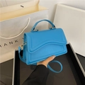 Borsa a tracolla blu reale con patta a onde e tracolla rimovibile in metallo dorato - Blu
