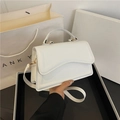Borsa a tracolla bianca in ecopelle con patta a onda e dettagli in metallo dorato - Bianco
