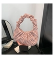 Dettaglio borsa a mezzaluna rosa con motivi retrò e manico con pieghe di design - Rosa