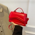 Borsa quadrata rossa brillante con patta ondulata unica e raffinata trama in pelle - Rosso