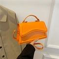 Sac à main bandoulière minimaliste orange vif avec rabat à motif de vagues - Orange