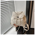 Detailaufnahme des weißen gesteppten Lederrucksacks mit Silberkette und Drehverschluss - Weiß