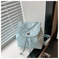 Details des hellblauen gesteppten Mini-Rucksacks mit Silberkette und Drehverschluss - Blau