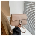 Piccola borsa quadrata rosa-beige con fibbia a U argentata e tracolla rimovibile - Cachi
