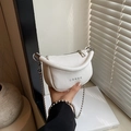Mini borsa a mano bianca in pelle con borchie a stella argentate e tracolla a catena - Bianco