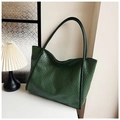 Detalle de textura de cuero trenzado verde oscuro en un bolso tote de gran capacidad - Verde