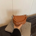 Borsa a tracolla marrone a mezzaluna con grana litchi, stelle e catena a sfere - Marrone
