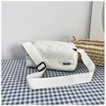 Detalle del bolso bandolera de nailon blanco con etiqueta verde y correa ancha de tela - Blanco