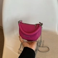 Borsa a mezzaluna magenta in pelle martellata con stella e catena a sfere - Viola