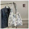 Detailansicht der weißen Plüsch-Hobo-Tasche mit blauem Schmetterlingsmuster für Herbst - Schmetterlingsdruck / Blau