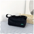Bolso bandolera de nailon negro tipo almohada con correa ancha y logo verde - Negro